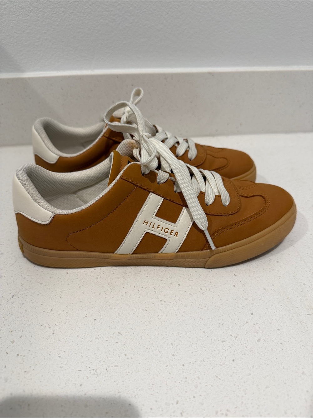 Tommy Hilfiger Men's Brown and White Low-Top Sneakers